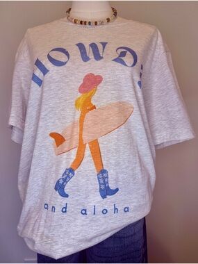 Women’s Howdy & Aloha Ash Graphic Tee 🩷🌴